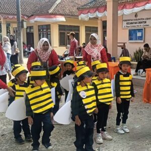 Sambut HUT ke-81 RI, Siswa PAUD Darussalam dan Pelajar Cirinten Meriahkan Lomba Gerak Jalan