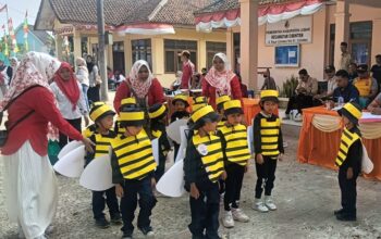 Sambut HUT ke-81 RI, Siswa PAUD Darussalam dan Pelajar Cirinten Meriahkan Lomba Gerak Jalan