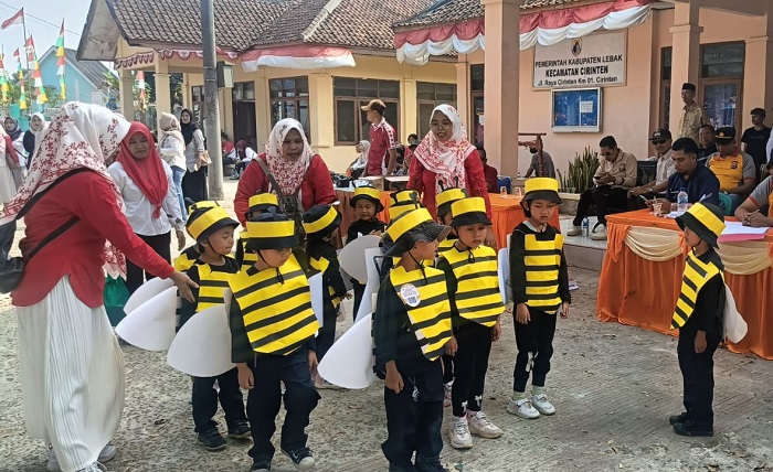 Sambut HUT ke-81 RI, Siswa PAUD Darussalam dan Pelajar Cirinten Meriahkan Lomba Gerak Jalan
