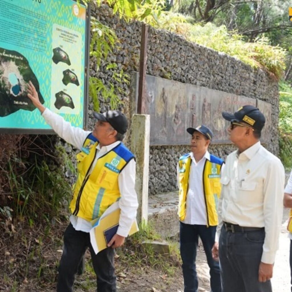 Tindak Lanjut Koordinasi dengan Mendagri, Menteri Dody Tinjau Kondisi Danau Kelimutu