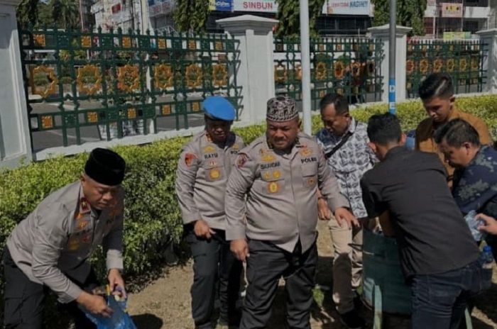 Wakapolda Aceh Pimpin Personel Bersihkan Masjid Raya Baiturrahman