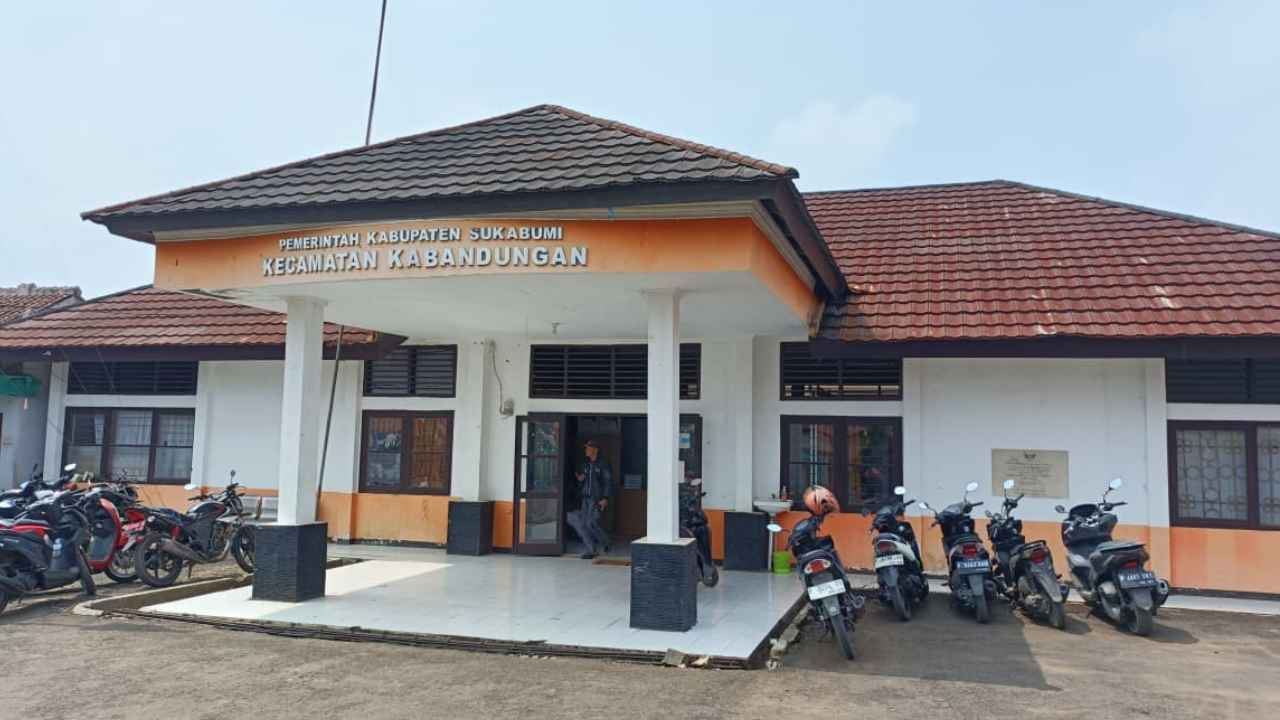 Camat Kabandungan Hj. Lilih Resemiati menjelaskan strategi pengembangan potensi desa melalui BUMDes dan kolaborasi Pentahelix di Kabupaten Sukabumi.