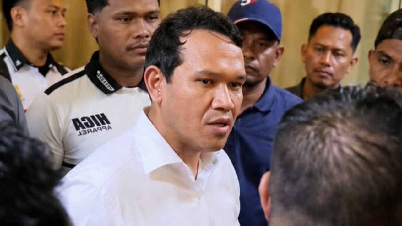 Wakil Gubernur Aceh Fadhlullah atau Dek Fadh di kawasan Masjid Raya Baiturrahman Banda Aceh.