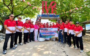 Anggota dan keluarga besar PWRI Metro mengikuti Family Gathering di Pantai Mutun, Pesawaran.