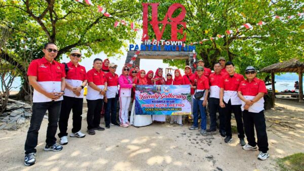 Anggota dan keluarga besar PWRI Metro mengikuti Family Gathering di Pantai Mutun, Pesawaran.