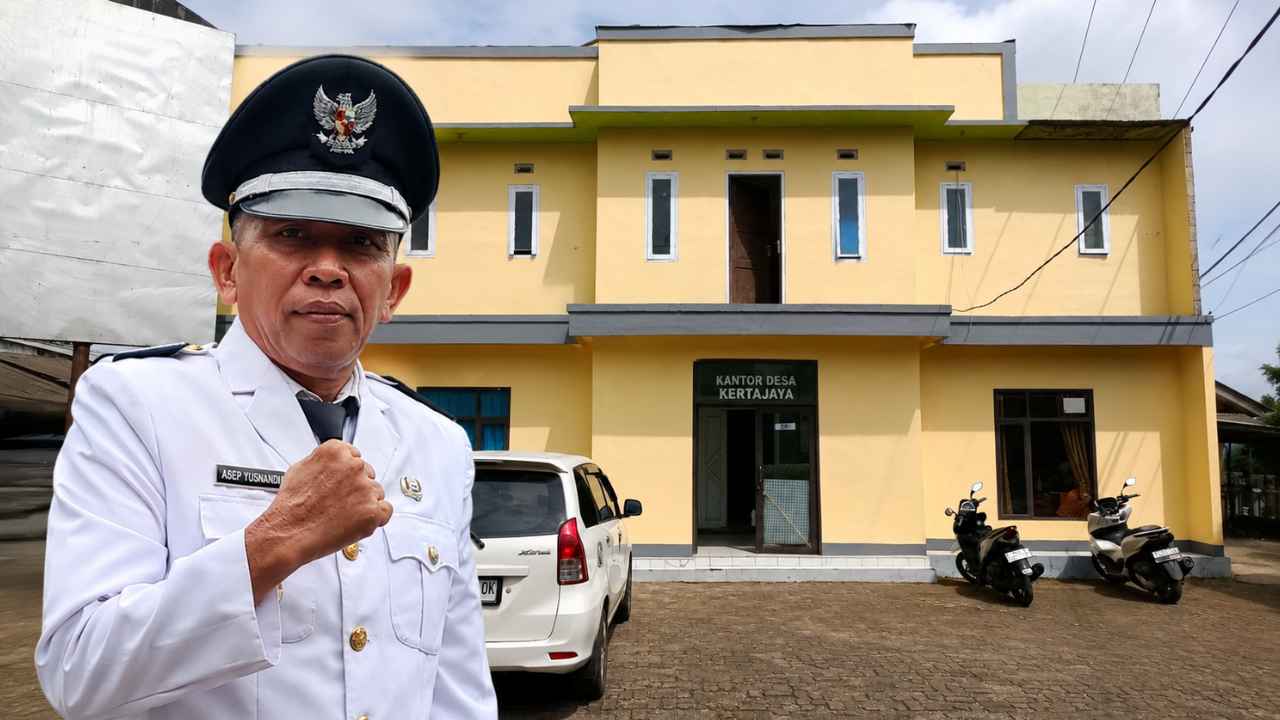 Kepala Desa Kertajaya Asep Yusnandar menjelaskan rencana pengembangan wisata kebun, wisata religi dan UMKM di Kecamatan Simpenan Sukabumi.