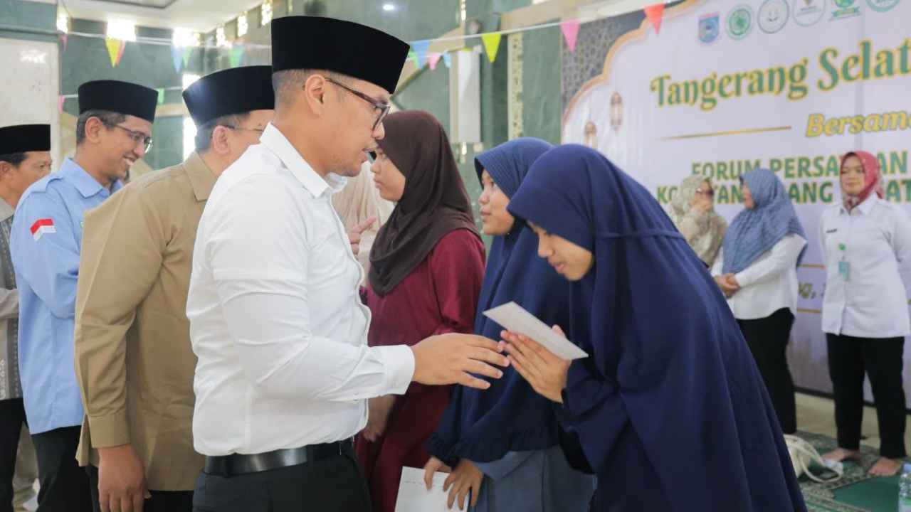 Pilar Saga Ichsan bersama guru ngaji Tangerang Selatan