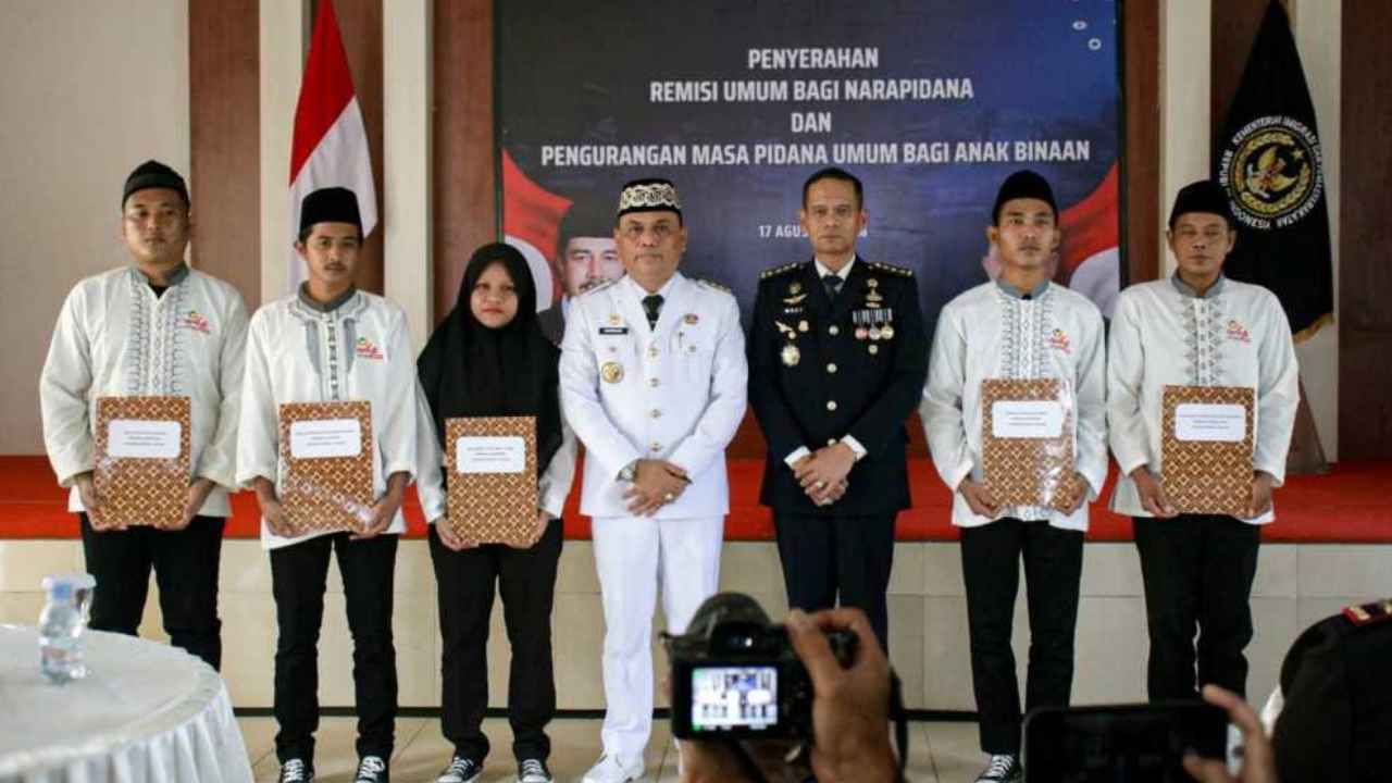 Penyerahan remisi HUT RI ke-81 kepada warga binaan Lapas Kelas IIA Metro.