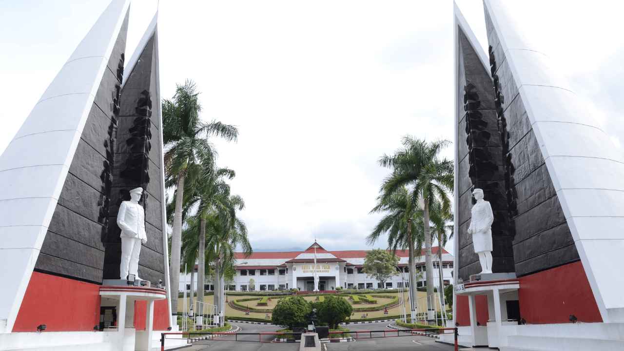 Praja IPDN mengikuti upacara di kampus Jatinangor.