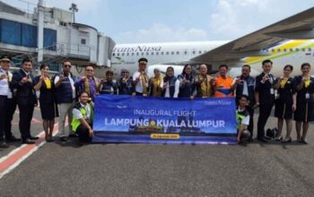 Pesawat TransNusa di Bandara Radin Inten II melayani penerbangan Jakarta–Lampung dan Lampung–Kuala Lumpur.