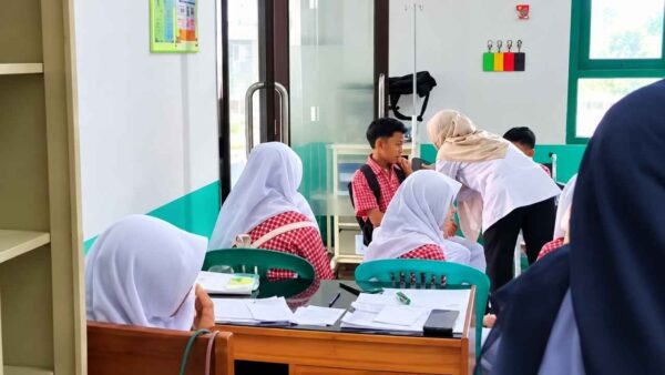 Siswa mengalami gangguan kesehatan setelah menyantap menu MBG di Pati.