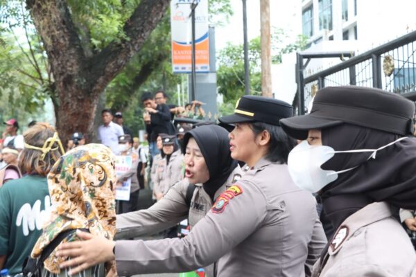 Aksi APARA dan GMNI di DPRD Sumut Berlangsung Kondusif, Kapolda Apresiasi Peserta