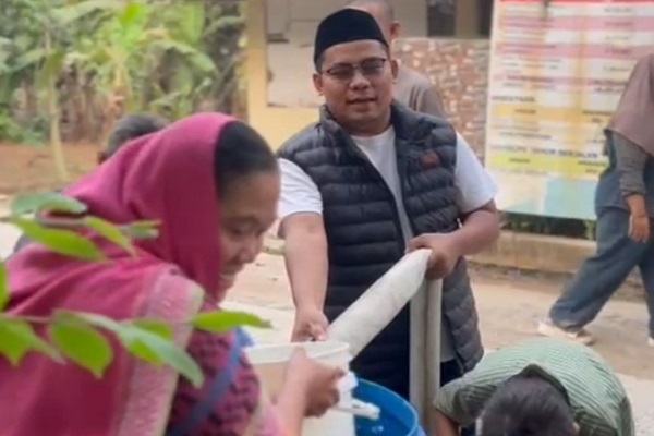 Anggota DPRD Lebak Salurkan 2.000 Liter Air Bersih untuk Warga Terdampak Kekeringan di Curugbitung