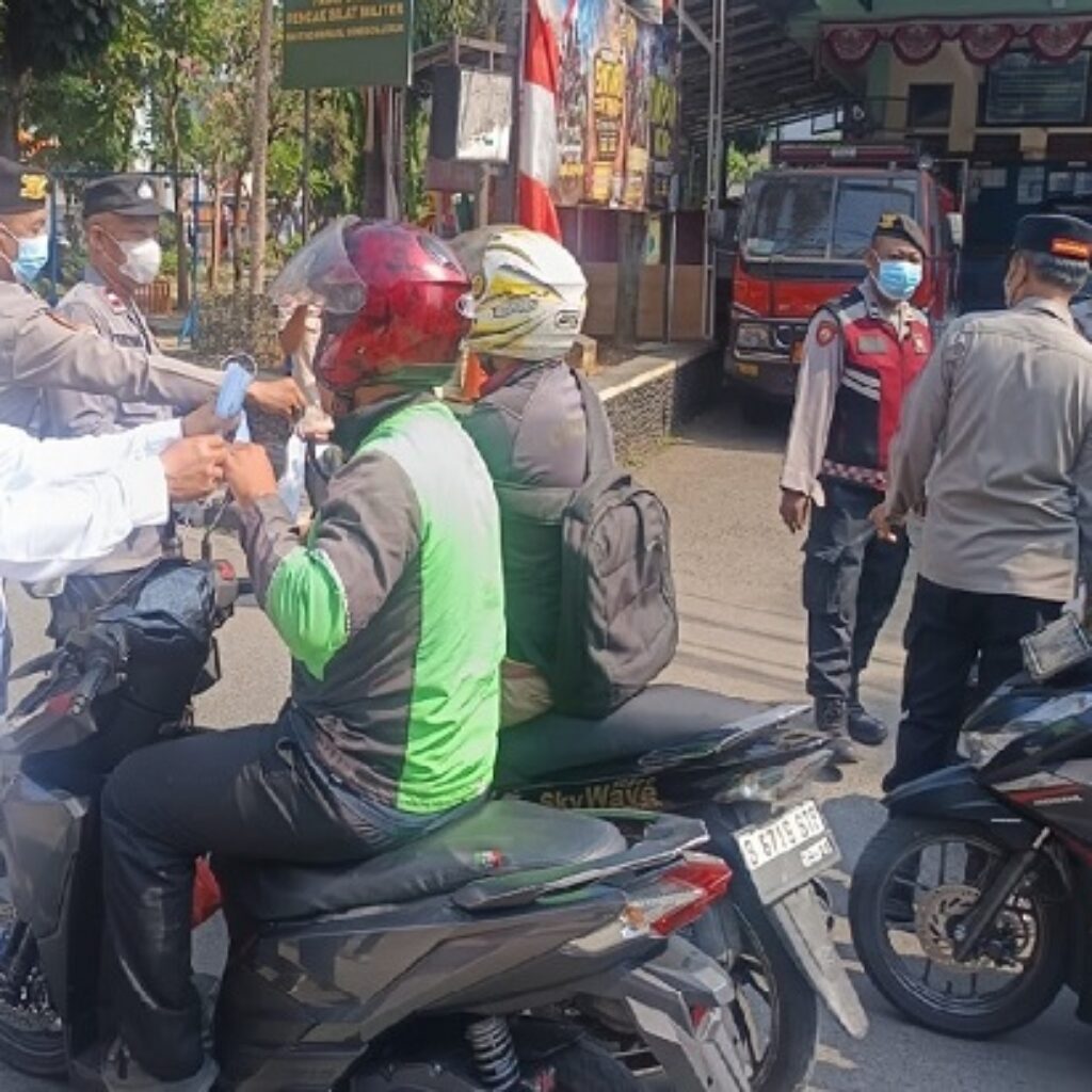 Antisipasi Abu Vulkanik, Polsek Kebon Jeruk Bagikan Masker kepada Warga Jakarta Barat