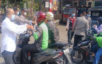 Antisipasi Abu Vulkanik, Polsek Kebon Jeruk Bagikan Masker kepada Warga Jakarta Barat