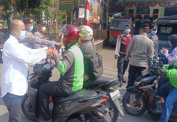 Antisipasi Abu Vulkanik, Polsek Kebon Jeruk Bagikan Masker kepada Warga Jakarta Barat