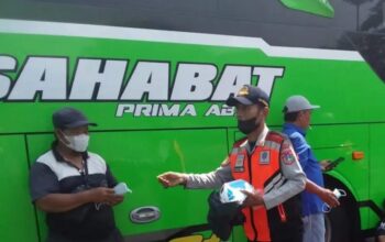 Antisipasi Abu Vulkanik, Terminal Ka-lideres Bagikan Masker kepada Penumpang dan Pengemudi