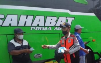 Antisipasi Abu Vulkanik, Terminal Ka-lideres Bagikan Masker kepada Penumpang dan Pengemudi