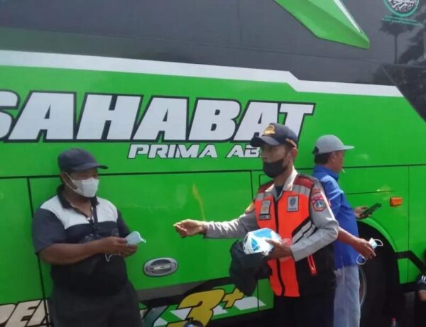 Antisipasi Abu Vulkanik, Terminal Ka-lideres Bagikan Masker kepada Penumpang dan Pengemudi
