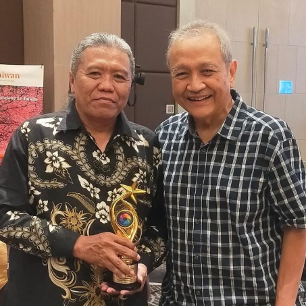 Asri Hadi Ucapkan Selamat kepada Dadang Rachmat, Raih Penghargaan Tokoh Pers Tangguh