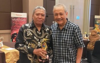 Asri Hadi Ucapkan Selamat kepada Dadang Rachmat, Raih Penghargaan Tokoh Pers Tangguh
