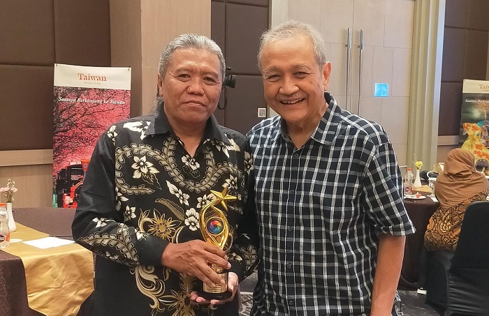 Asri Hadi Ucapkan Selamat kepada Dadang Rachmat, Raih Penghargaan Tokoh Pers Tangguh