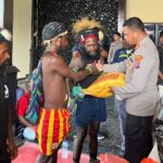 Bantuan Sembako Polres Nabire Diterima Masyarakat Suku Dani dari Kimi dan Sanoba