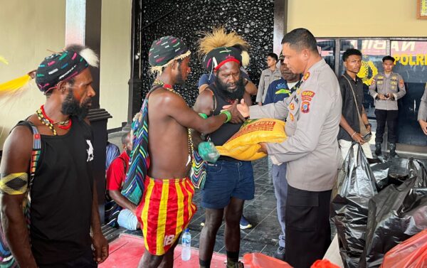 Bantuan Sembako Polres Nabire Diterima Masyarakat Suku Dani dari Kimi dan Sanoba