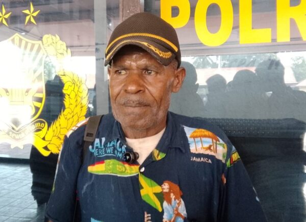 MITRAPOL.com, NABIRE — Masyarakat Suku Dani dari wilayah Kimi dan Sanoba bersama Kepala Suku Dani Rayon 2, Hosimus Wonda, menda-tangi Polres Nabire, Papua Tengah, Rabu (30/9/2026) siang.Kedatangan mereka untuk menyampaikan terima kasih kepada Ka-polres Nabire AKBP Samuel D. Tatiratu, S.I.K., CPHR., atas bantuan sem-bako dan makanan yang sebelumnya diberikan kepada masyarakat.Hosimus Wonda mengatakan bantuan tersebut mendapat respons pos-itif dari masyarakat yang menerimanya. Ia menyampaikan terima kasih kepada Kapolres Nabire beserta jajaran atas perhatian yang diberikan.“Atas nama masyarakat, kami menyampaikan terima kasih kepada Bapak Kapolres Nabire bersama seluruh anggota Polres Nabire. Bapak telah memberikan bantuan sembako dan makanan kepada kami,” ujar Hosimus.Menurutnya, masyarakat yang datang tidak memiliki sesuatu yang dapat diberikan sebagai balasan atas bantuan tersebut. Mereka hanya dapat menyampaikan doa agar Kapolres Nabire dan seluruh personel kepolisian diberikan perlindungan dalam menjalankan tugas.“Kami masyarakat kecil ini menyampaikan terima kasih kepada Bapak Kapolres Nabire bersama seluruh anggota. Kami tidak memberikan sesuatu yang berharga kepada Bapak. Kami hanya berdoa agar Tuhan memberkati Bapak dalam tugas dan tanggung jawab di Kabupaten Nabire, Provinsi Papua Tengah,” katanya.Hosimus mengatakan bantuan sembako dan makanan tersebut mem-iliki arti bagi masyarakat yang menerimanya. Ia berharap komunikasi antara masyarakat dan kepolisian terus terjalin dalam mendukung situasi keamanan dan ketertiban di Kabupaten Nabire.Kunjungan masyarakat Suku Dani tersebut kemudian diakhiri dengan doa bagi Kapolres Nabire dan seluruh personel kepolisian yang bertu-gas di wilayah Papua Tengah.
