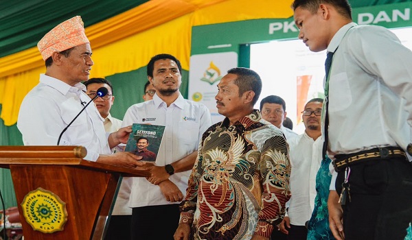 Di Hadapan Ribuan Mahasiswa UMRI, Mentan Soroti Kisah Sukses Petani Sawit Binaan PTPN IV PalmCo