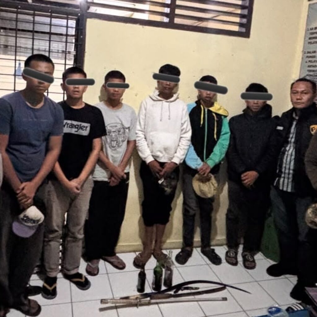 Enam Remaja Diamankan di Karo, Polisi Sita Sajam dan Tiga Botol Berisi BBM