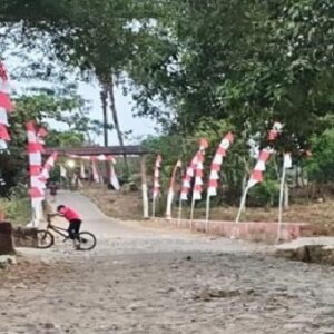 Jalan Rusak di Kampung Sukajadi Pandeglang Ganggu Akses Warga, Anak Pengguna Kursi Roda Kesulitan ke Sekolah