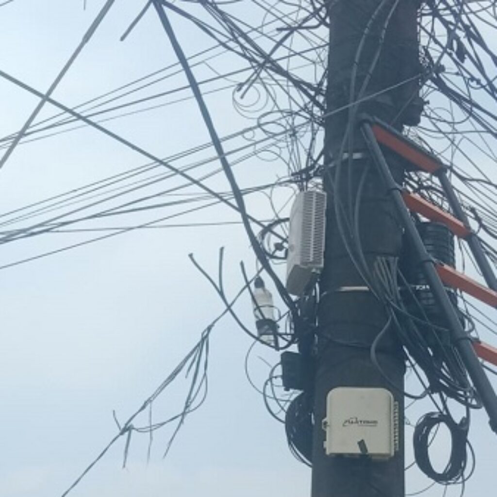 Kabel Internet ABN Net Terpasang di Tiang PLN Carita, Teknisi Akui Belum Ada Izin