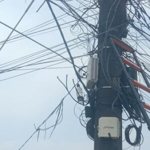Kabel Internet ABN Net Terpasang di Tiang PLN Carita, Teknisi Akui Belum Ada Izin
