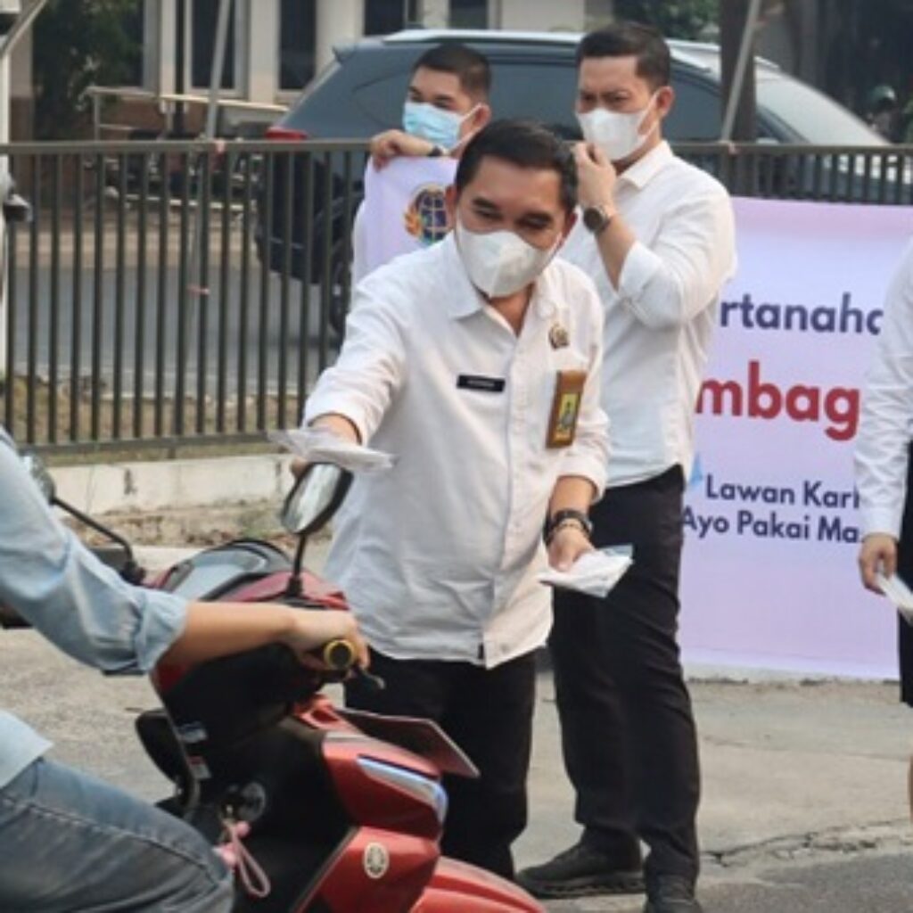 Kabut Asap Landa Palangka Raya, Kantor Pertanahan Bagikan Masker Gratis kepada Warga