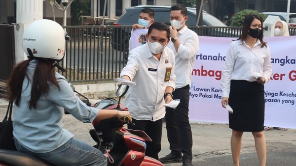 Kabut Asap Landa Palangka Raya, Kantor Pertanahan Bagikan Masker Gratis kepada Warga