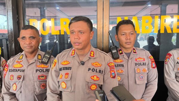 Kapolres Nabire Salurkan Bantuan Sembako untuk 200 Warga Suku Dani