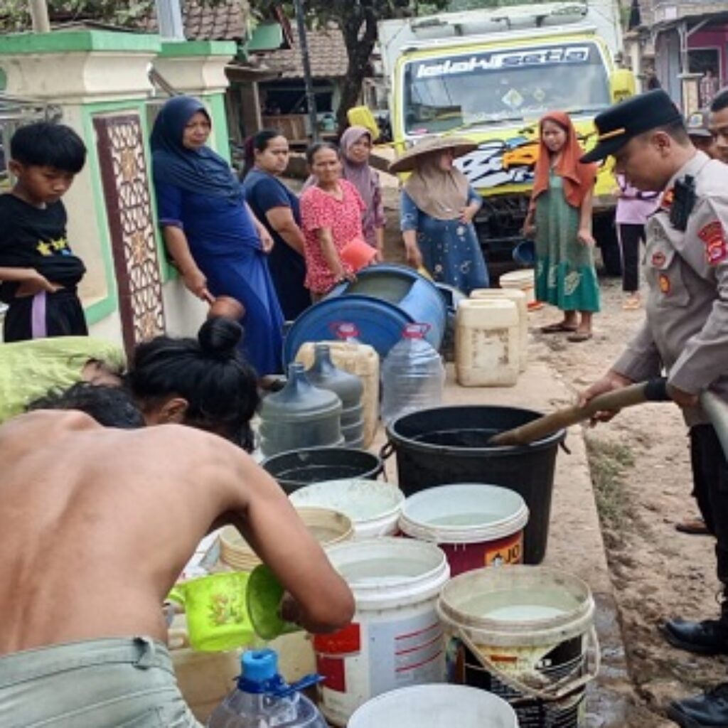 Kapolsek Cirinten Bersama Kepala Desa Badur Salurkan Bantuan Air Bersih