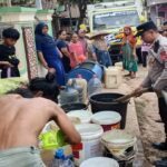 Kapolsek Cirinten Bersama Kepala Desa Badur Salurkan Bantuan Air Bersih