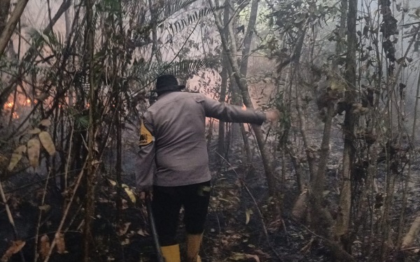 Karhutla di Kuala Tolak, Polsek Matan Hilir Utara Bergerak Cepat Padamkan Api