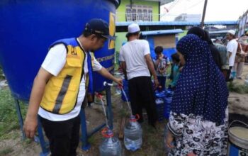 Mobil tangki Kementerian PU menyalurkan air bersih kepada masyarakat terdampak kekeringan di Kalimantan Barat.