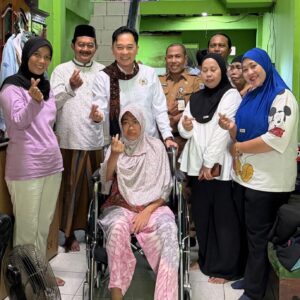 Kevin Wu Salurkan Kursi Roda ke Warga di Lima Kelurahan Jakarta Barat