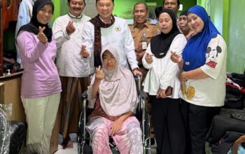 Kevin Wu Salurkan Kursi Roda ke Warga di Lima Kelurahan Jakarta Barat
