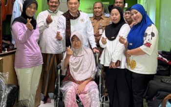 Kevin Wu Salurkan Kursi Roda ke Warga di Lima Kelurahan Jakarta Barat