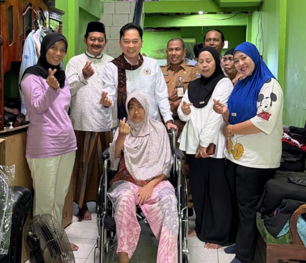 Kevin Wu Salurkan Kursi Roda ke Warga di Lima Kelurahan Jakarta Barat