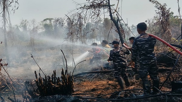 Lanal Nabire Bersama Warga Padamkan Kebakaran Lahan Dua Hektare di Samabusa