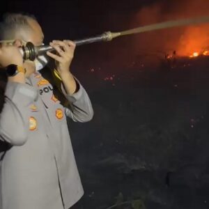 Padamkan Karhutla di Pelang Ketapang, Kapolres Turun Langsung Tangani Api di Lahan Gambut