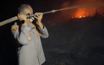 Padamkan Karhutla di Pelang Ketapang, Kapolres Turun Langsung Tangani Api di Lahan Gambut