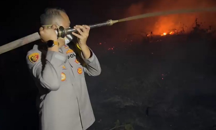 Padamkan Karhutla di Pelang Ketapang, Kapolres Turun Langsung Tangani Api di Lahan Gambut