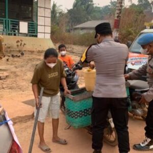 Polsek Manis Mata Salurkan Air Bersih dan Layanan Kesehatan Gratis bagi Warga Terdampak Karhutla